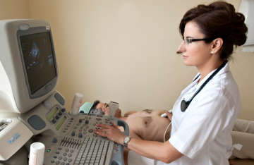 Kardiolog Agnieszka Wnuk-Lipińska wykonuje badanie echo serca